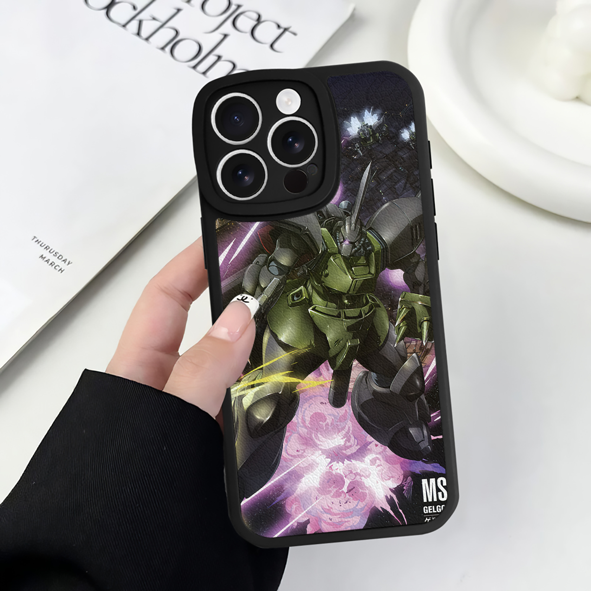 （画像用） 機動戦士ガンダム Mobile Suit Gundam 【iPhone 16シリーズ対応】シリコンスマホケース（レザー調） 材質：シリコン
